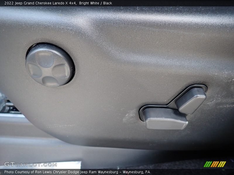 Bright White / Black 2022 Jeep Grand Cherokee Laredo X 4x4