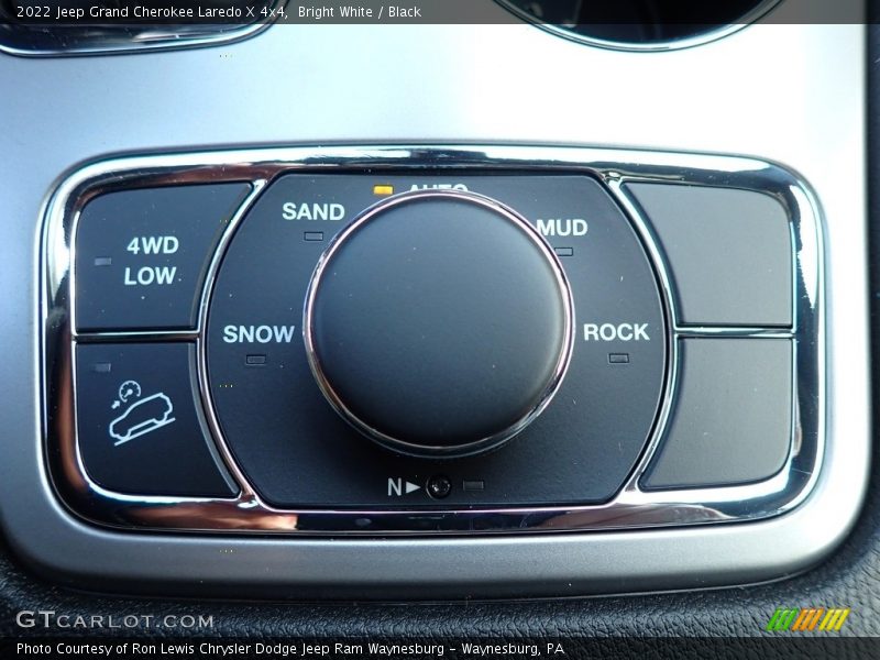 Bright White / Black 2022 Jeep Grand Cherokee Laredo X 4x4