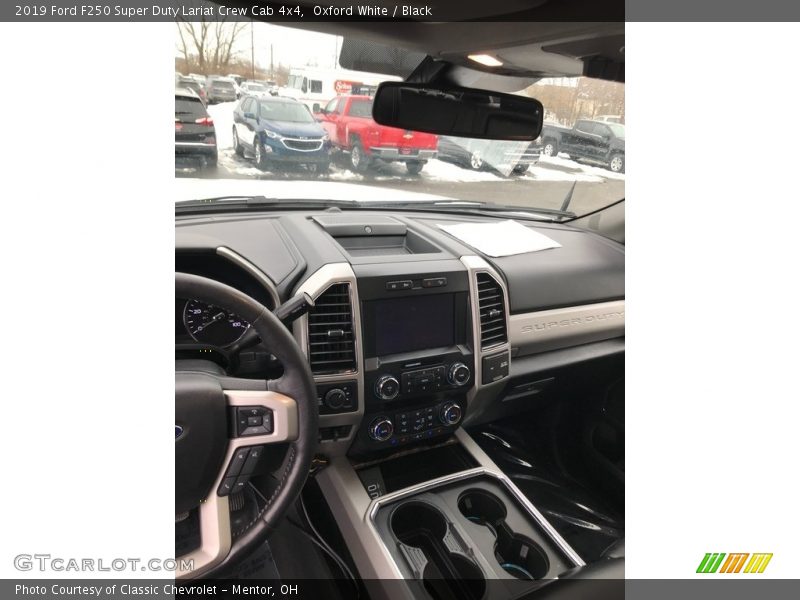 Oxford White / Black 2019 Ford F250 Super Duty Lariat Crew Cab 4x4