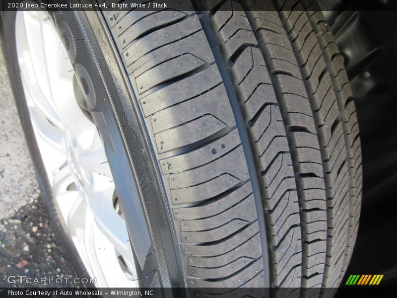 Bright White / Black 2020 Jeep Cherokee Latitude 4x4