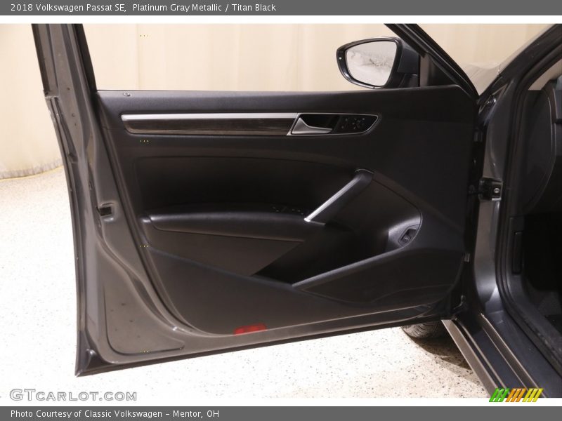 Platinum Gray Metallic / Titan Black 2018 Volkswagen Passat SE