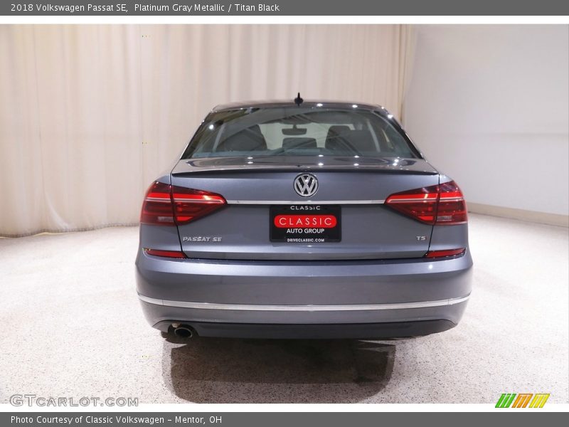 Platinum Gray Metallic / Titan Black 2018 Volkswagen Passat SE