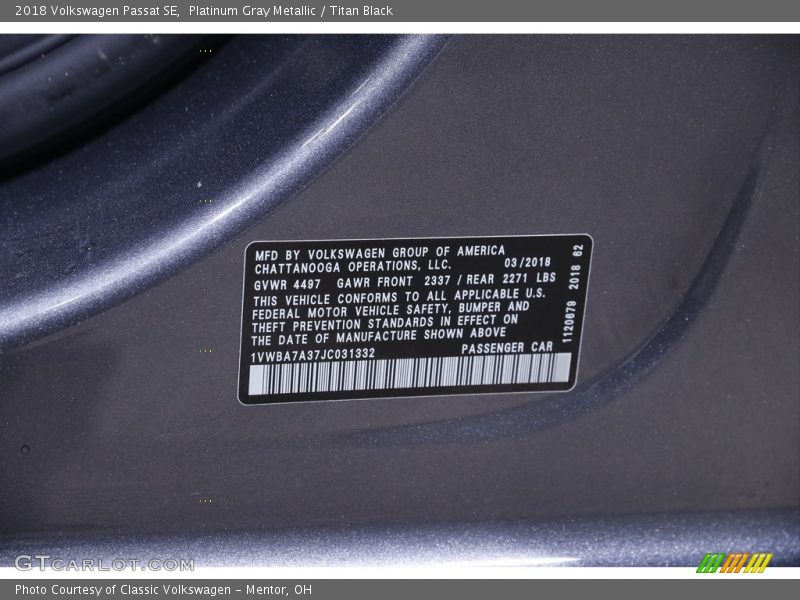 Platinum Gray Metallic / Titan Black 2018 Volkswagen Passat SE