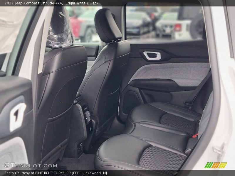 Bright White / Black 2022 Jeep Compass Latitude 4x4