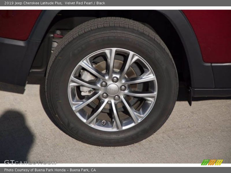 Velvet Red Pearl / Black 2019 Jeep Cherokee Latitude Plus