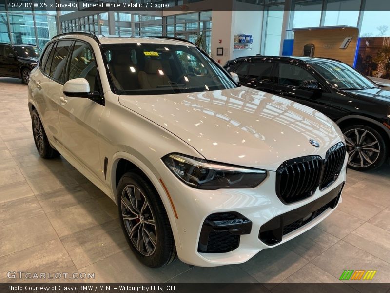 Front 3/4 View of 2022 X5 xDrive40i