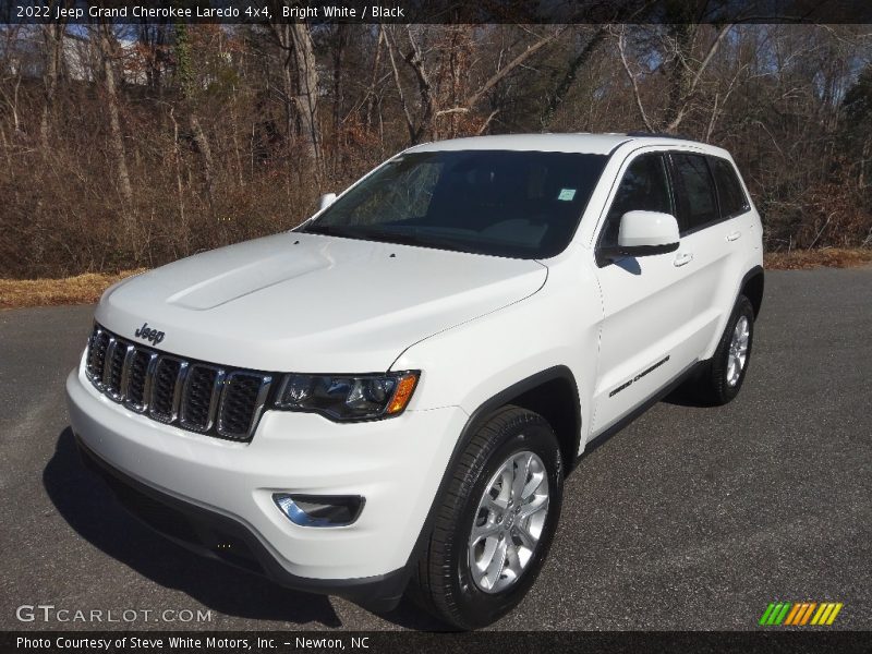 Bright White / Black 2022 Jeep Grand Cherokee Laredo 4x4