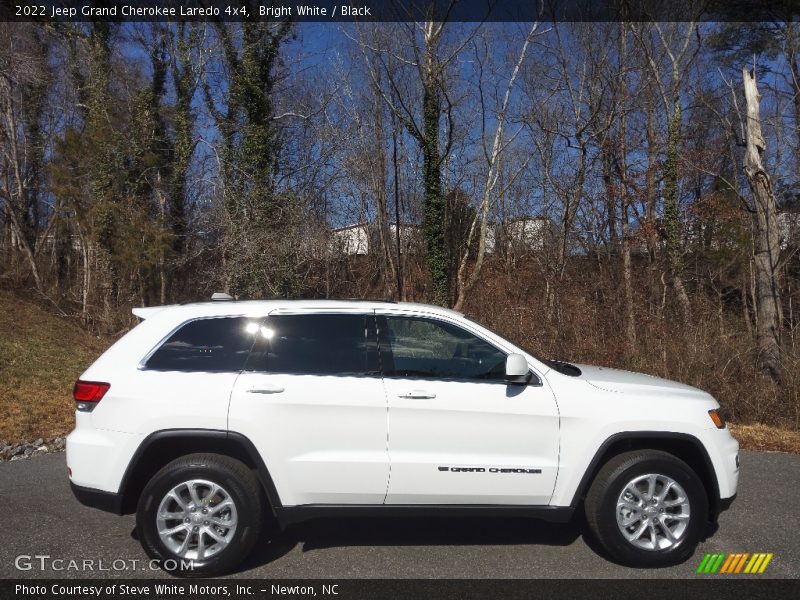 Bright White / Black 2022 Jeep Grand Cherokee Laredo 4x4