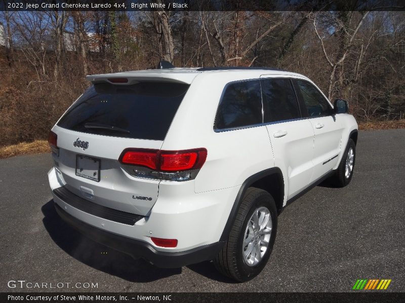 Bright White / Black 2022 Jeep Grand Cherokee Laredo 4x4