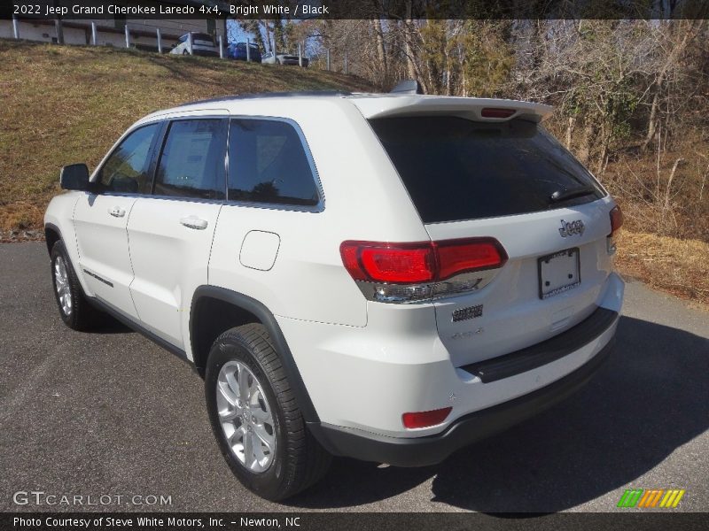 Bright White / Black 2022 Jeep Grand Cherokee Laredo 4x4