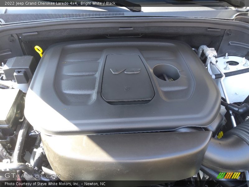 Bright White / Black 2022 Jeep Grand Cherokee Laredo 4x4