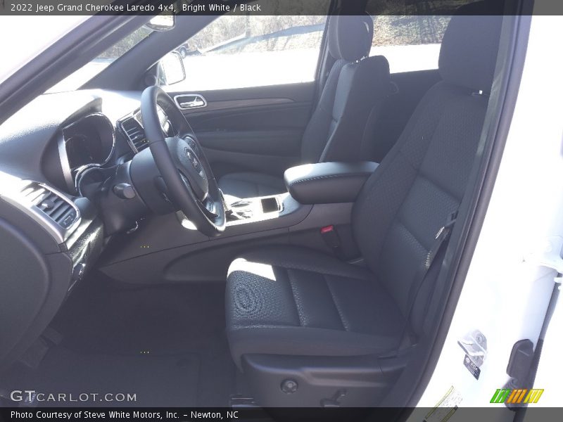 Bright White / Black 2022 Jeep Grand Cherokee Laredo 4x4