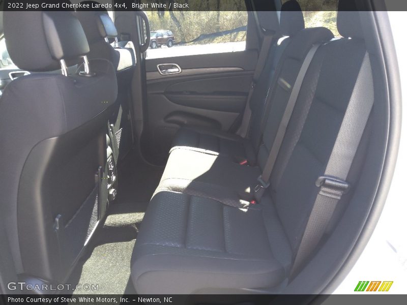 Bright White / Black 2022 Jeep Grand Cherokee Laredo 4x4