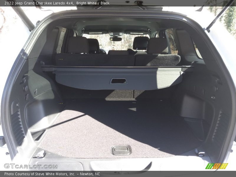 Bright White / Black 2022 Jeep Grand Cherokee Laredo 4x4
