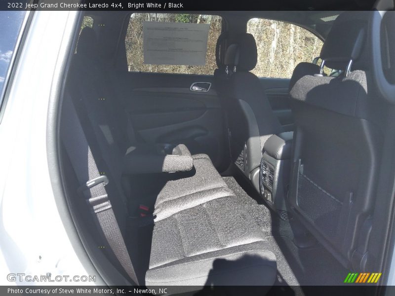 Bright White / Black 2022 Jeep Grand Cherokee Laredo 4x4