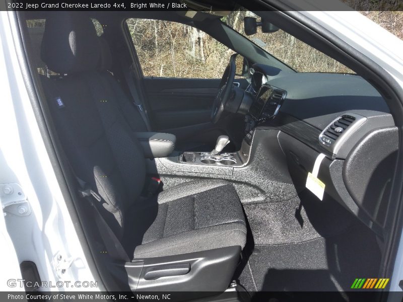 Bright White / Black 2022 Jeep Grand Cherokee Laredo 4x4