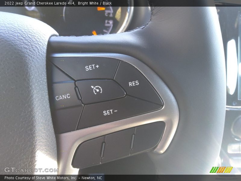 Bright White / Black 2022 Jeep Grand Cherokee Laredo 4x4