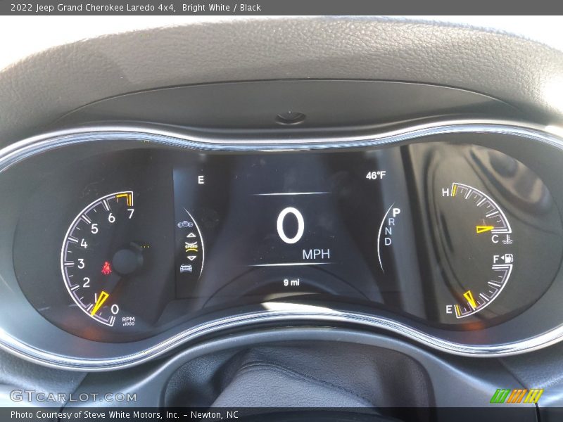 Bright White / Black 2022 Jeep Grand Cherokee Laredo 4x4