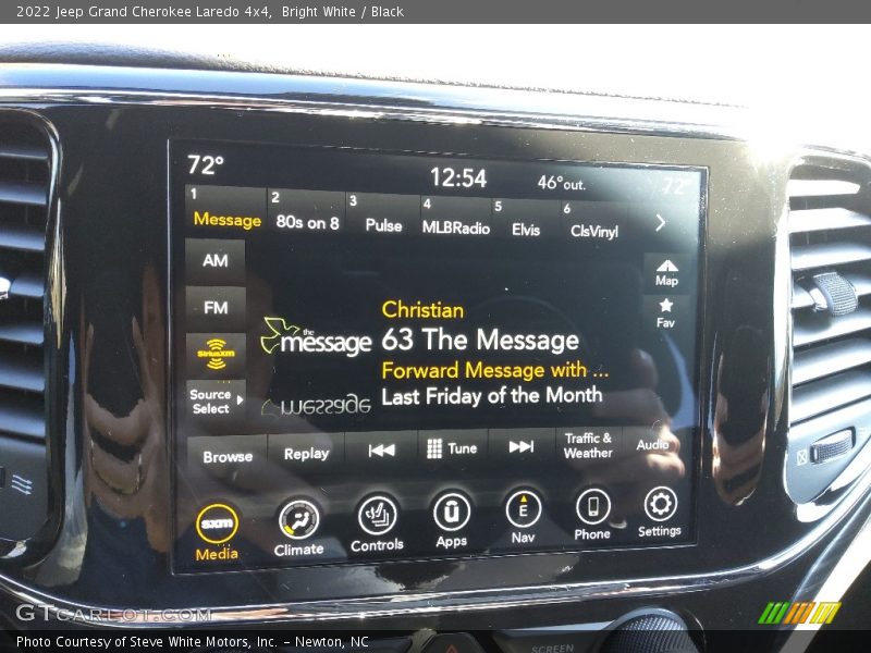Bright White / Black 2022 Jeep Grand Cherokee Laredo 4x4