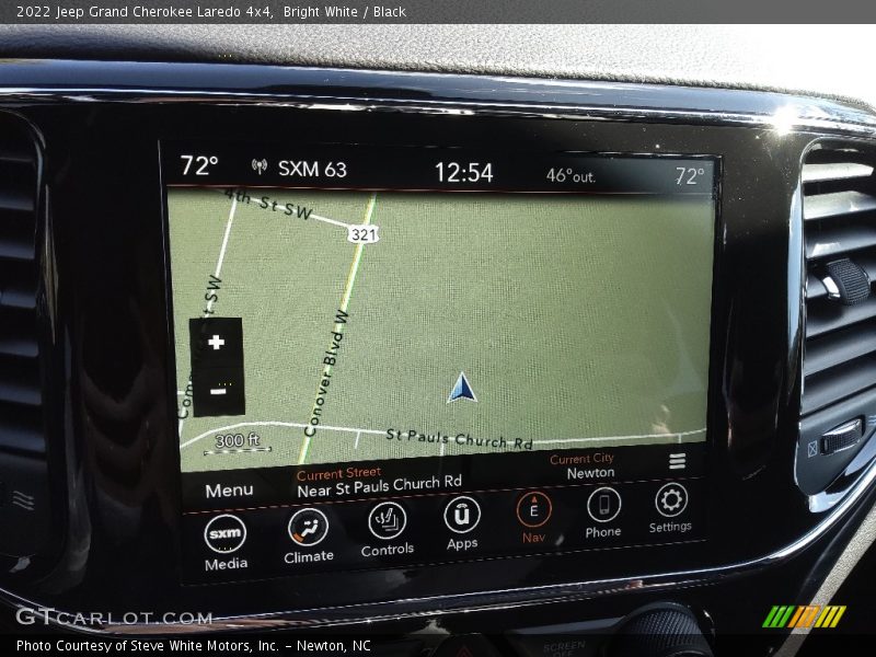 Bright White / Black 2022 Jeep Grand Cherokee Laredo 4x4