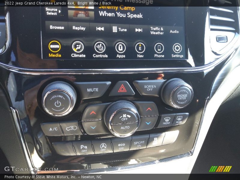 Bright White / Black 2022 Jeep Grand Cherokee Laredo 4x4