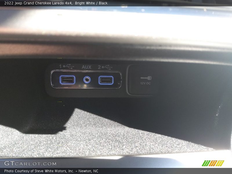 Bright White / Black 2022 Jeep Grand Cherokee Laredo 4x4