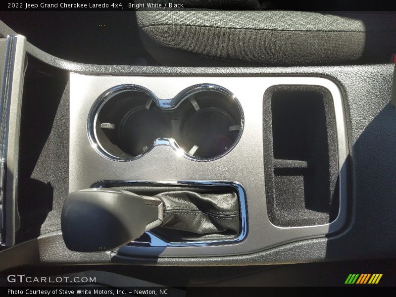 Bright White / Black 2022 Jeep Grand Cherokee Laredo 4x4