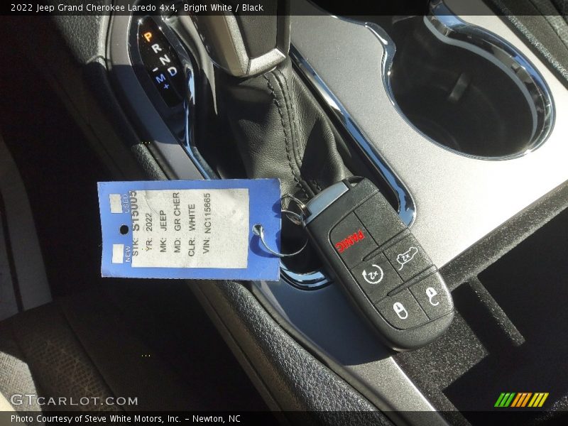 Bright White / Black 2022 Jeep Grand Cherokee Laredo 4x4