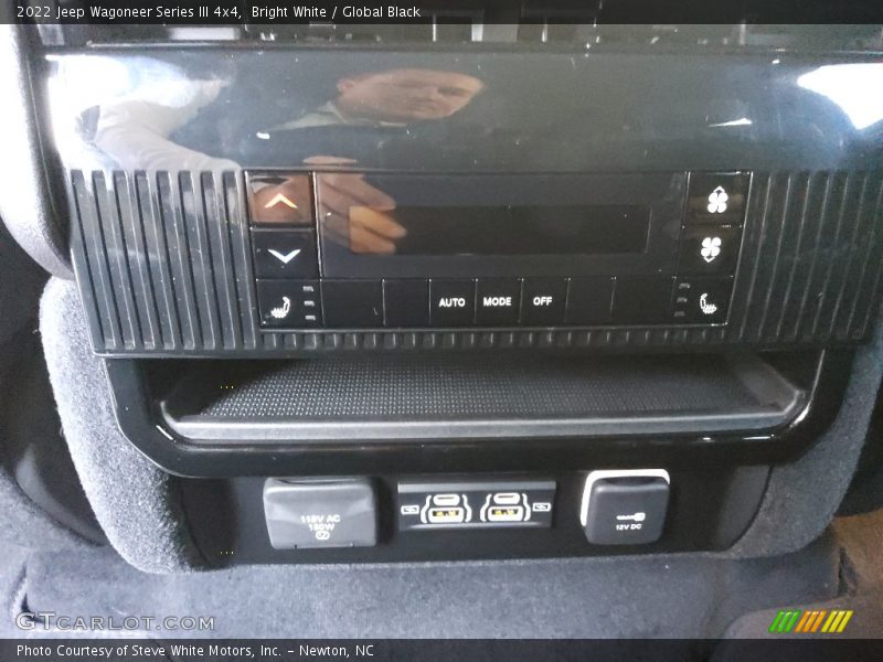 Bright White / Global Black 2022 Jeep Wagoneer Series III 4x4