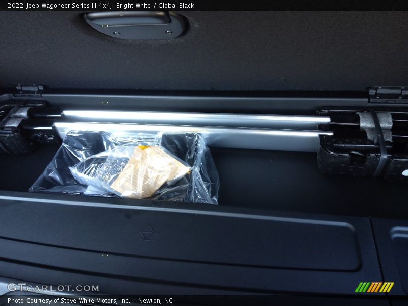Bright White / Global Black 2022 Jeep Wagoneer Series III 4x4