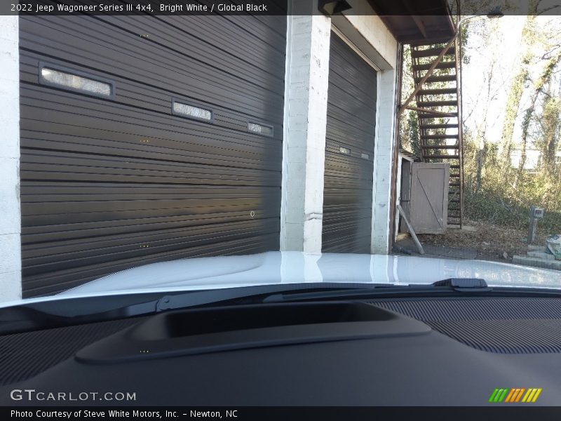 Bright White / Global Black 2022 Jeep Wagoneer Series III 4x4