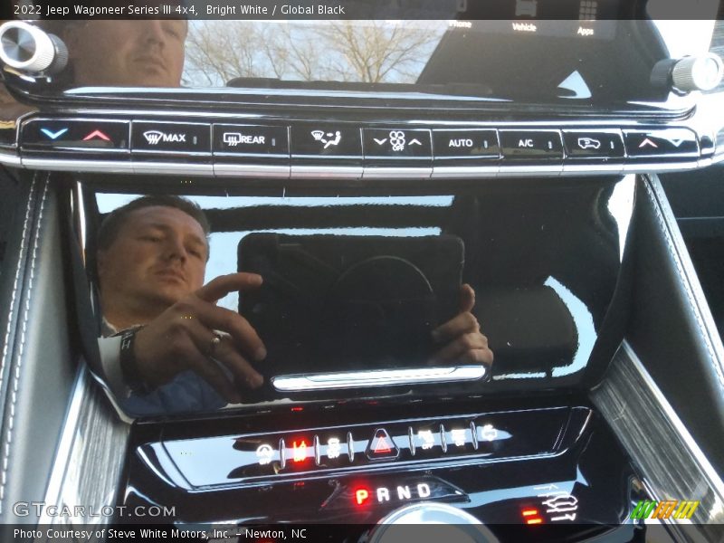 Bright White / Global Black 2022 Jeep Wagoneer Series III 4x4