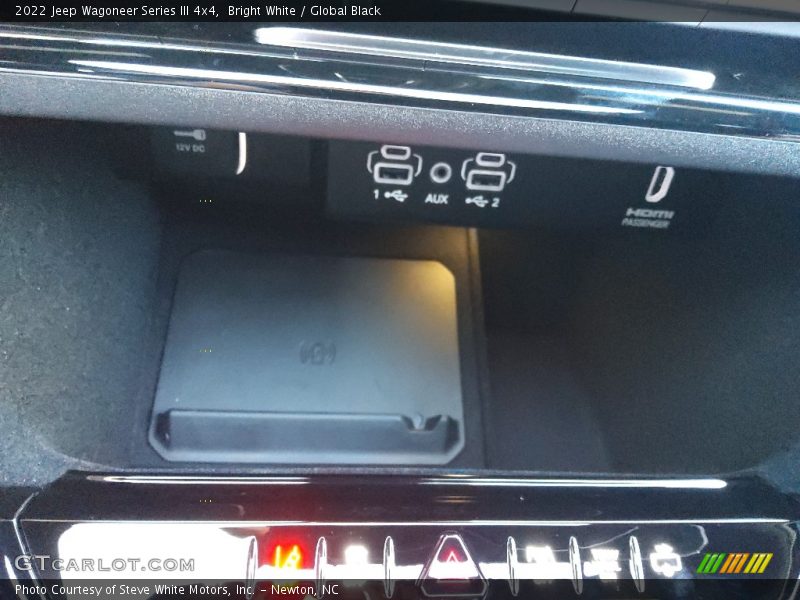 Bright White / Global Black 2022 Jeep Wagoneer Series III 4x4