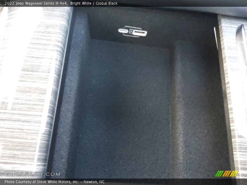 Bright White / Global Black 2022 Jeep Wagoneer Series III 4x4