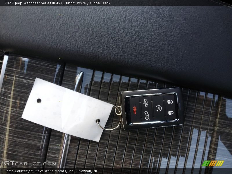 Bright White / Global Black 2022 Jeep Wagoneer Series III 4x4