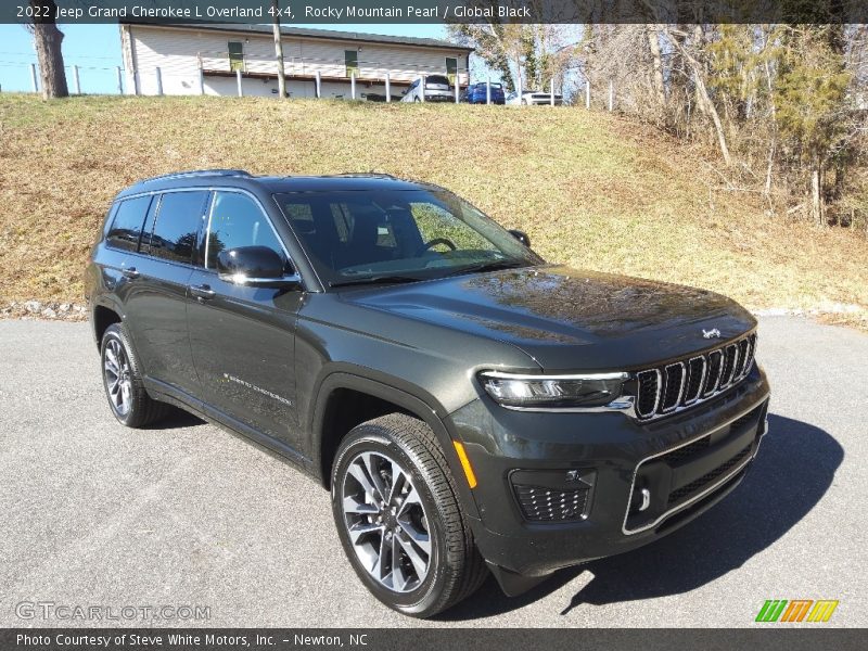 Front 3/4 View of 2022 Grand Cherokee L Overland 4x4