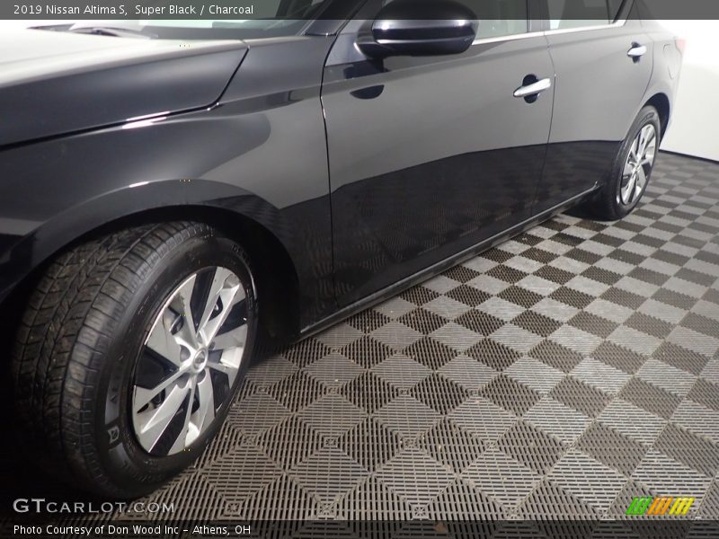Super Black / Charcoal 2019 Nissan Altima S