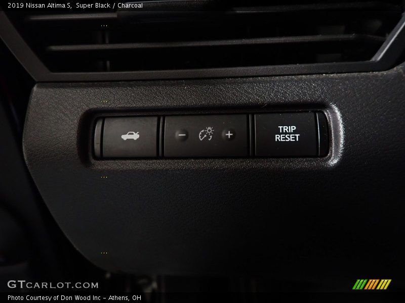 Super Black / Charcoal 2019 Nissan Altima S