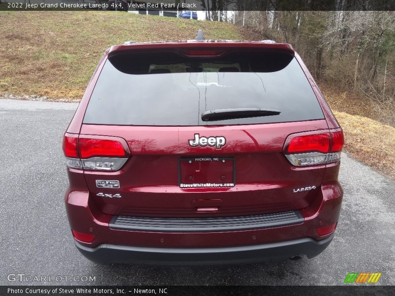 Velvet Red Pearl / Black 2022 Jeep Grand Cherokee Laredo 4x4