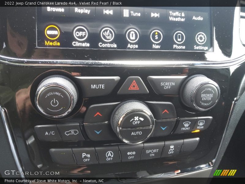 Controls of 2022 Grand Cherokee Laredo 4x4