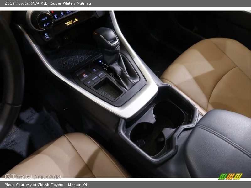 Super White / Nutmeg 2019 Toyota RAV4 XLE