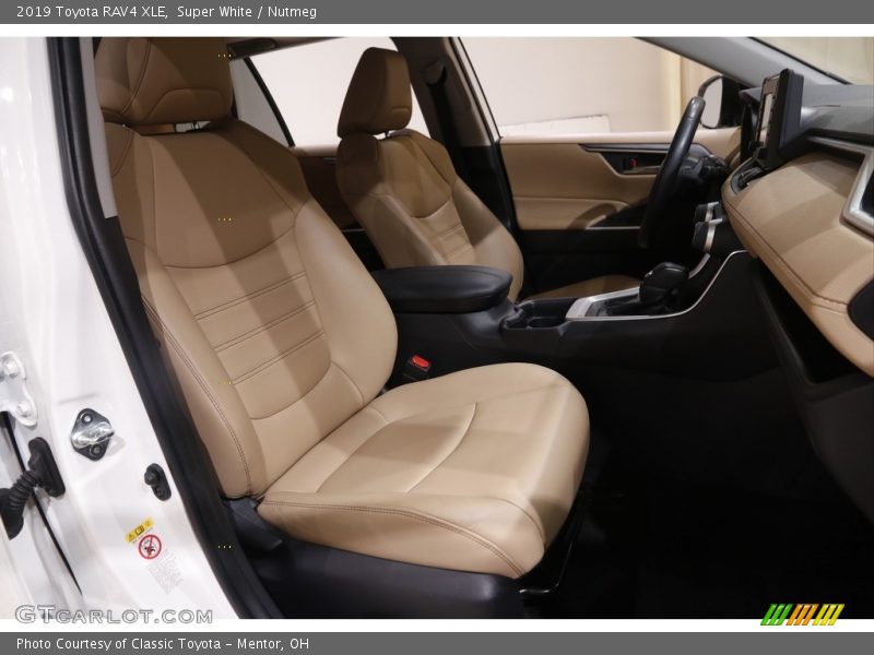 Super White / Nutmeg 2019 Toyota RAV4 XLE