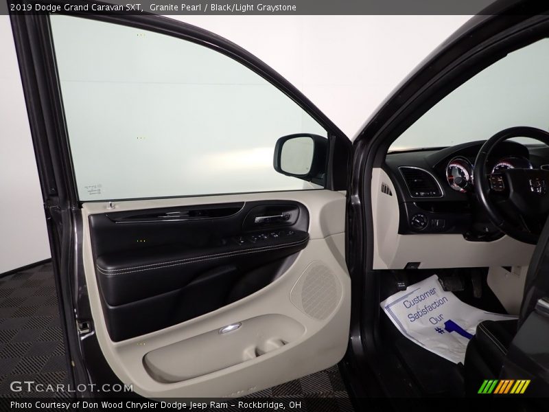 Granite Pearl / Black/Light Graystone 2019 Dodge Grand Caravan SXT