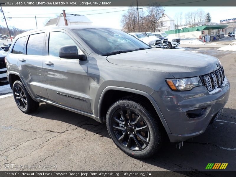 Front 3/4 View of 2022 Grand Cherokee Laredo X 4x4