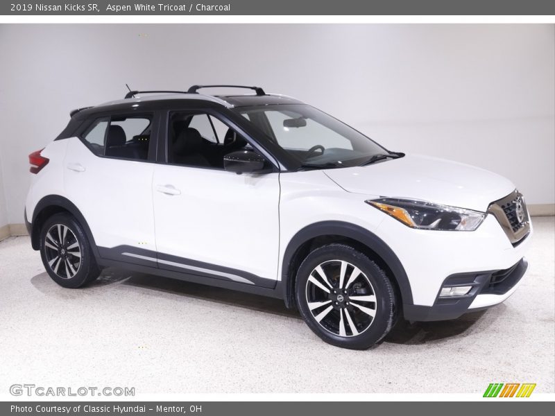 Aspen White Tricoat / Charcoal 2019 Nissan Kicks SR