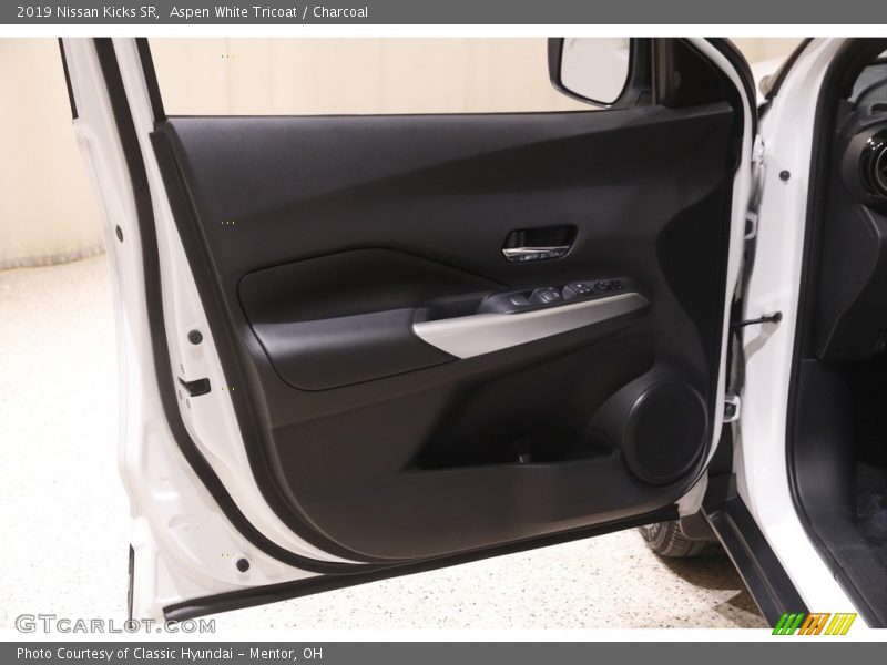 Aspen White Tricoat / Charcoal 2019 Nissan Kicks SR