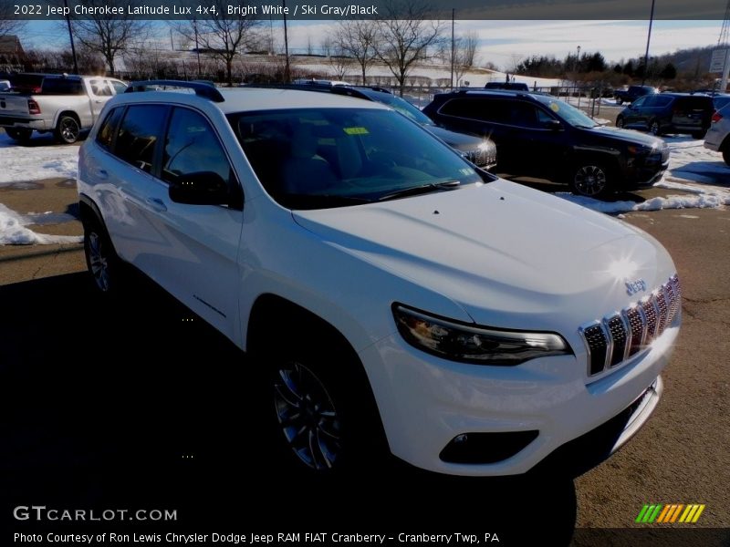 Front 3/4 View of 2022 Cherokee Latitude Lux 4x4