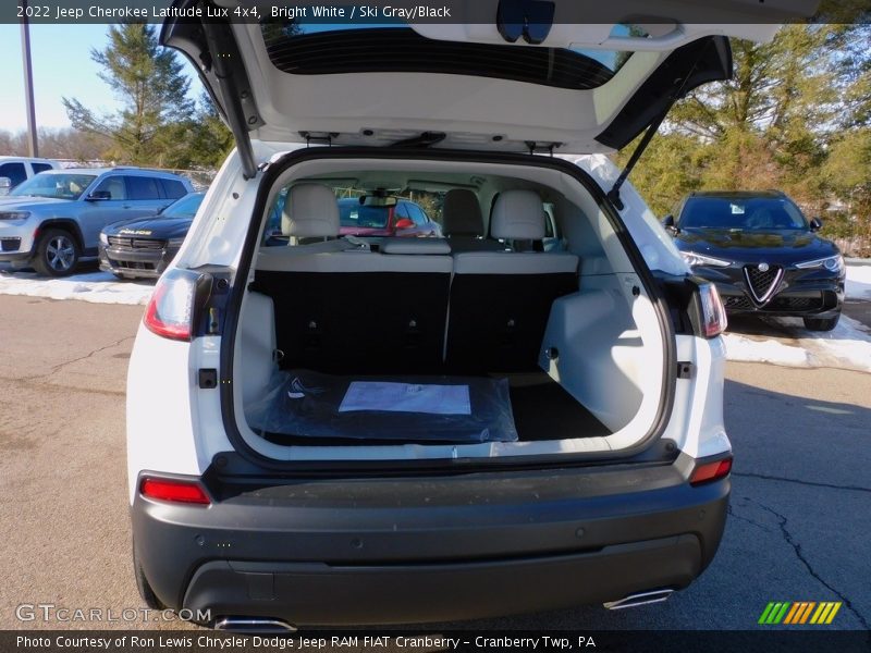  2022 Cherokee Latitude Lux 4x4 Trunk