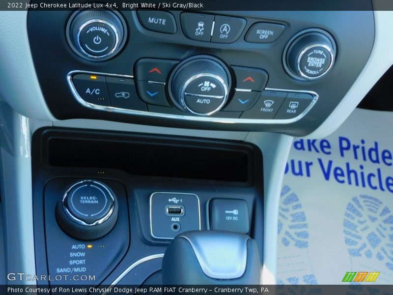 Controls of 2022 Cherokee Latitude Lux 4x4