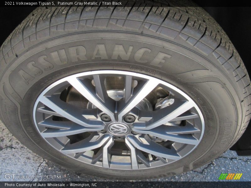 Platinum Gray Metallic / Titan Black 2021 Volkswagen Tiguan S
